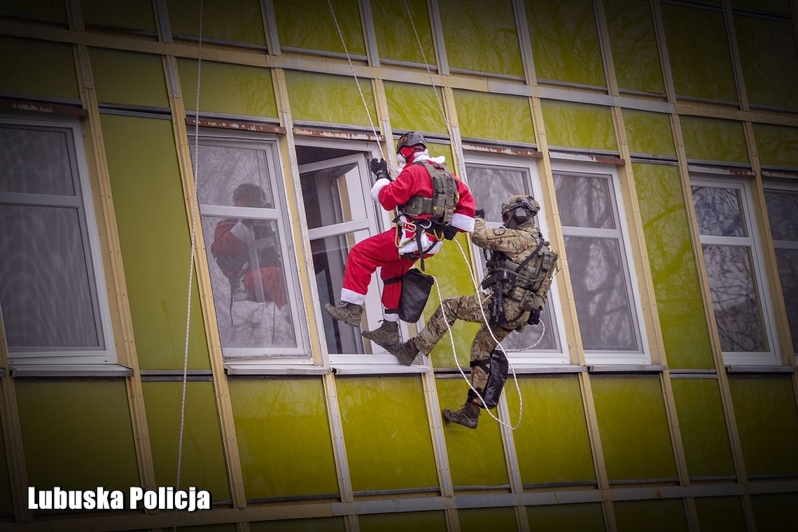 Z dachu szpitala prosto do sali dziecięcej — akcja lubuskich kontrterrorystów