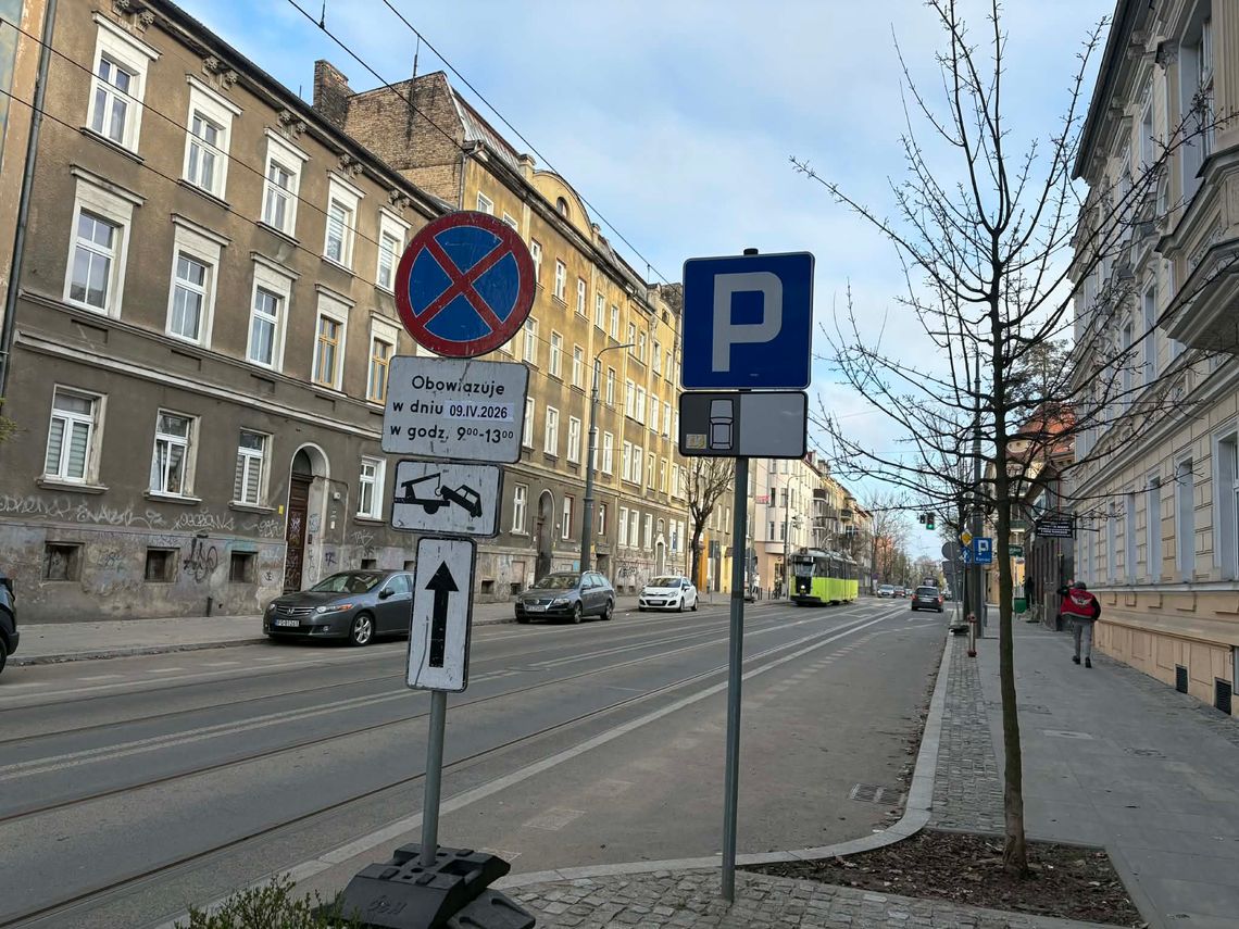 Zamiatarki wyjadą na ulice. Wprowadzono czasowe zakazy parkowania Zamiatarki wyjadą na ulice. Wprowadzono czasowe zakazy parkowania