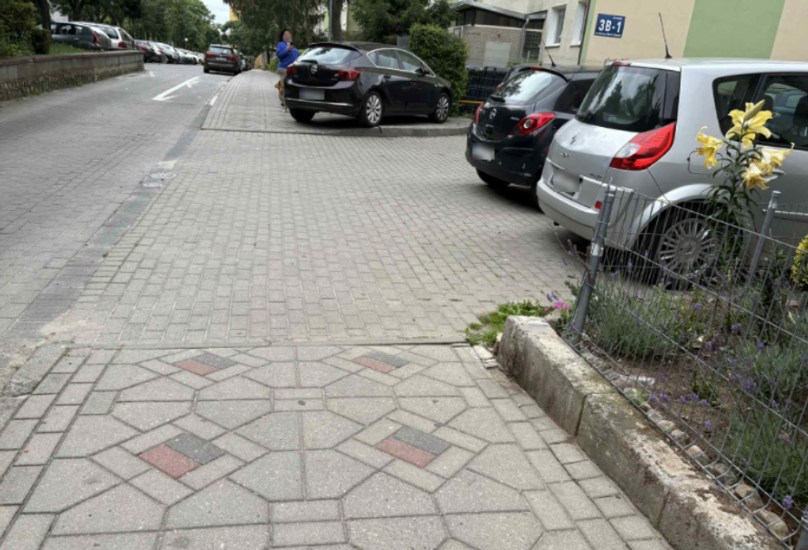Zaparkował jak święta krowa. Mieszkańcy Dolinek znowu mają dość