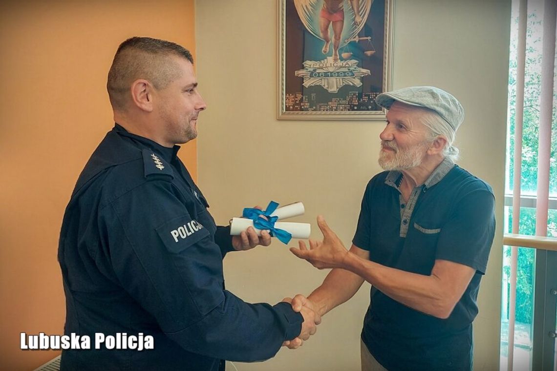 Zaplątał się w liny od łódki. Policjanci ruszyli na pomoc