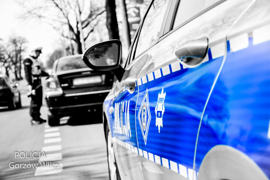 Zaskakujące zachowanie mężczyzny na parkingu. Policjant zareagował błyskawicznie Zaskakujące zachowanie mężczyzny na parkingu. Policjant zareagował błyskawicznie