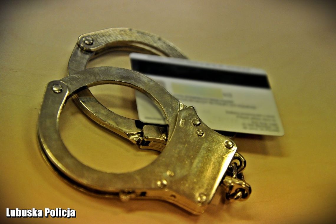 Zatrzymani po serii transakcji cudzą kartą. Policja nie miała wątpliwości