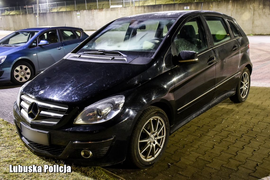 Zatrzymani za kradzież z włamaniem do samochodu – policjanci błyskawicznie odzyskali skradziony samochód
