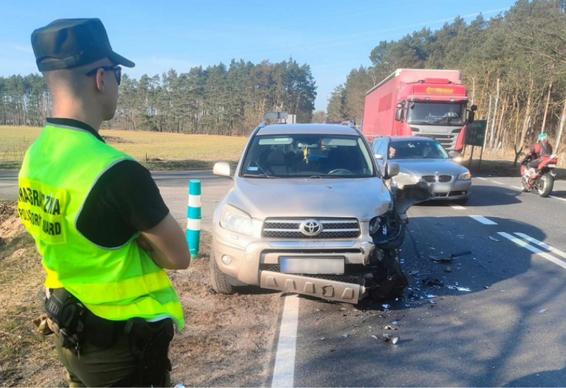 Zderzenie trzech pojazdów na DK22 – służby interweniowały na miejscu