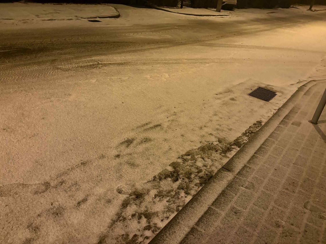 Zimowa aura utrudnia funkcjonowanie – lekcje odwołane, komunikacja ograniczona