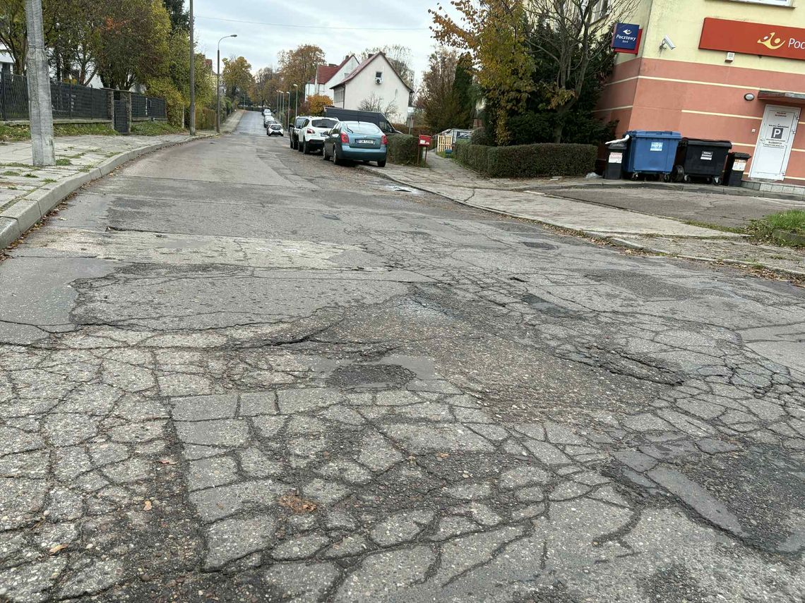 Zniszczona droga na jednym z osiedli w Gorzowie. Mieszkańcy mają dość