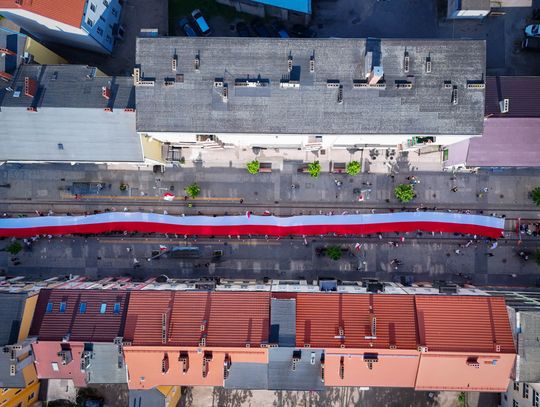 Dzień Flagi w Gorzowie 2025 – 100-metrowa biało-czerwona flaga na ulicach miasta
